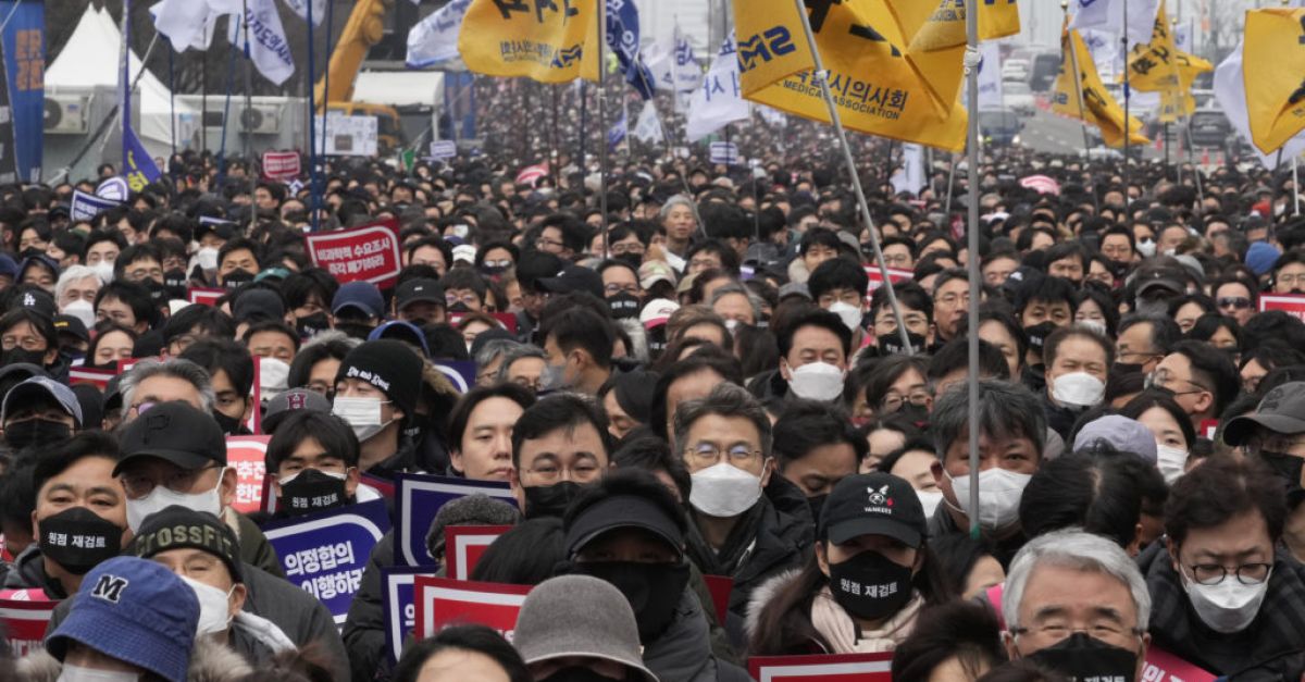 Южнокорейски съд подкрепя плана на правителството за увеличаване на приема в медицинските училища