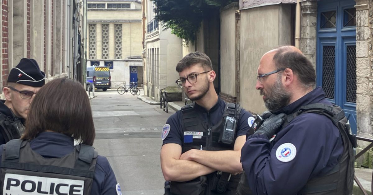 Френската полиция съобщи че мъж застрелян и убит пред синагога
