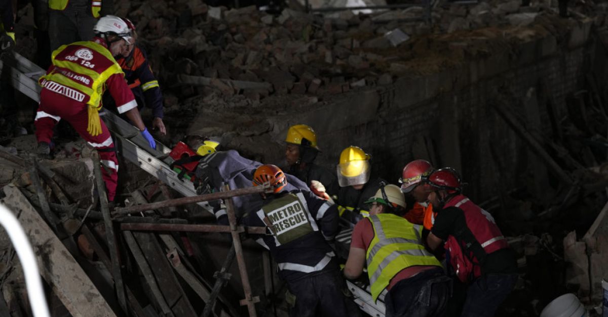 Южна Африка прекратява спасителните усилия в сграда, която се срути, убивайки 33 души
