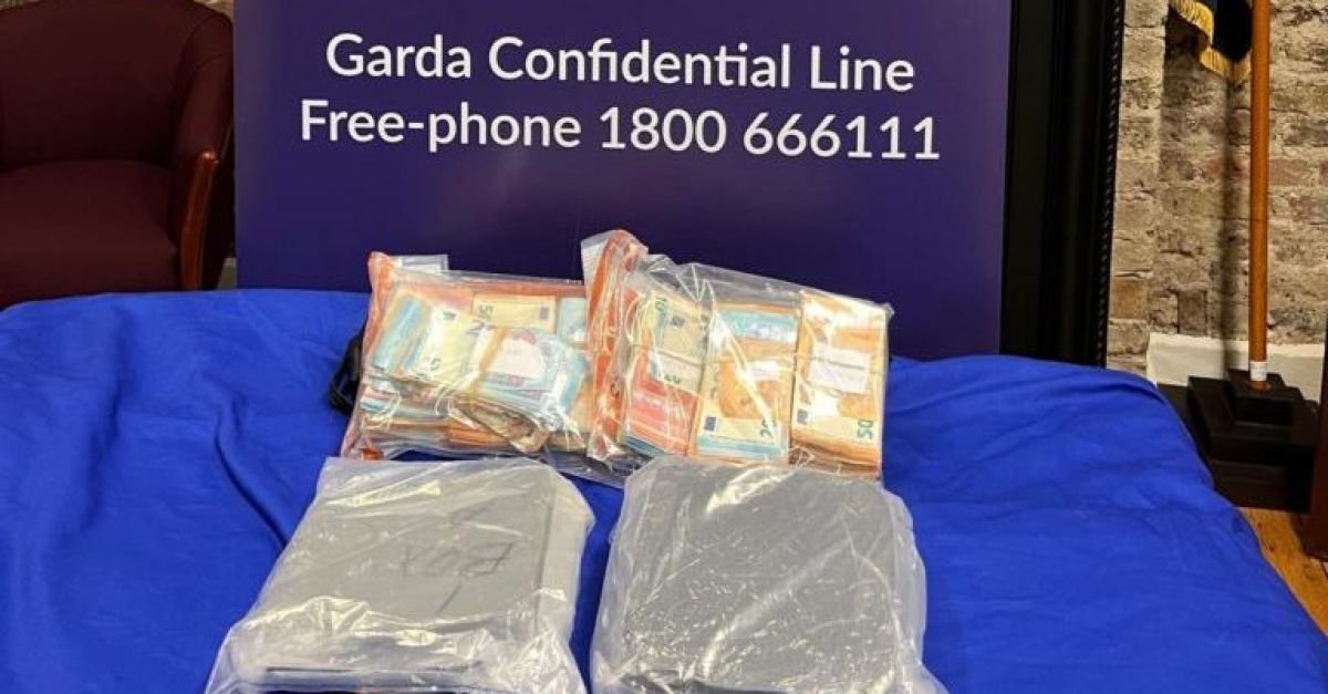 Двама мъже бяха арестувани в Дъблин за конфискация на кокаин на стойност €160 000