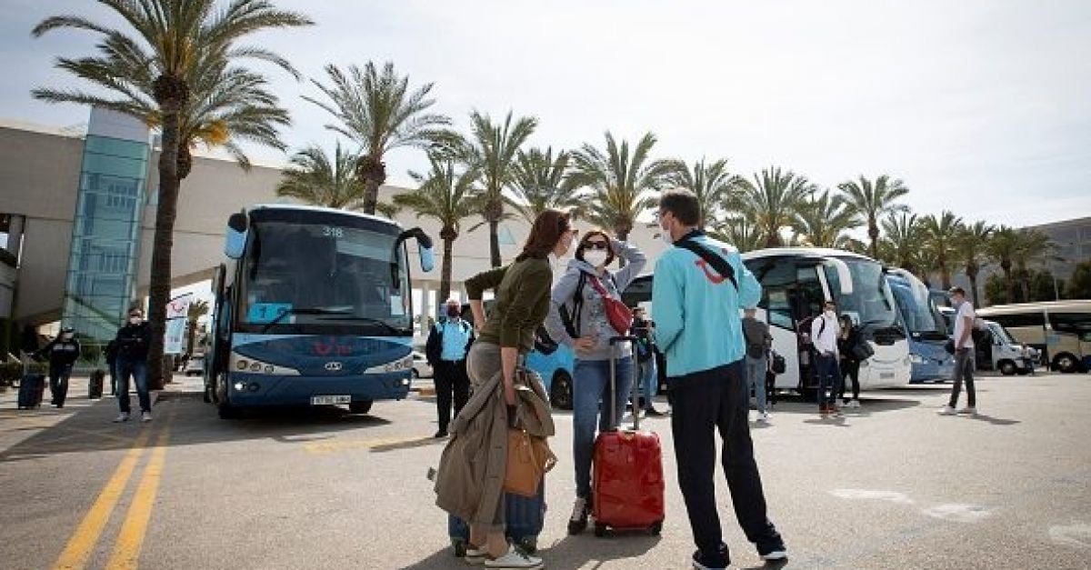 Кампанциите срещу масовия туризъм заплашват да срутят натовареното международно летище