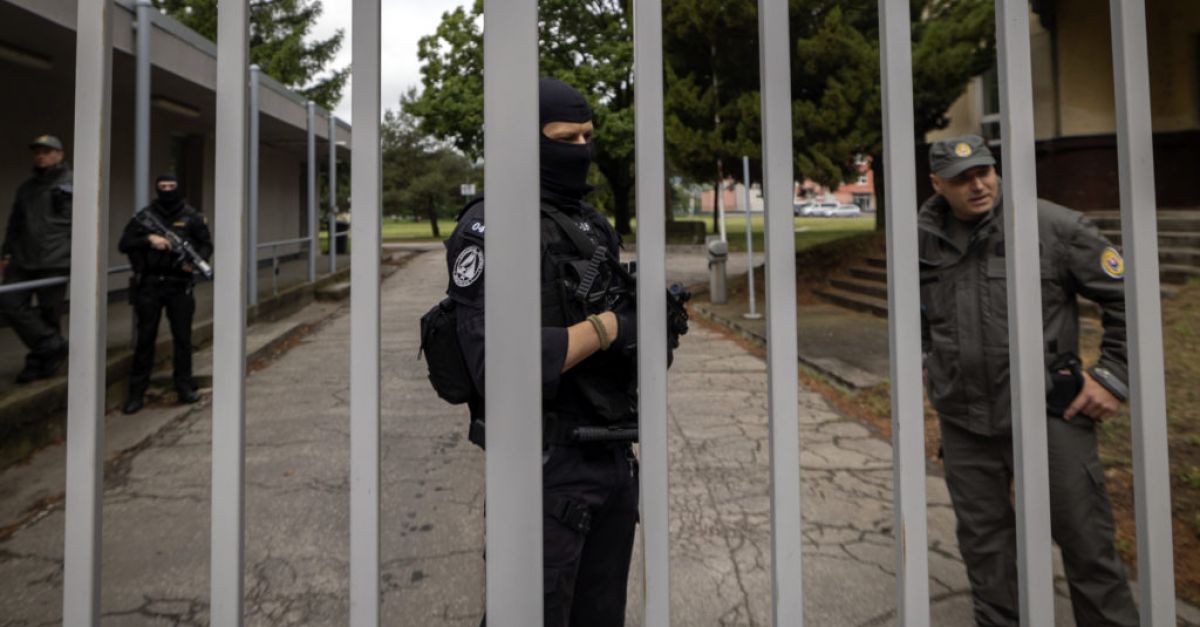 Мъж, обвинен в опит да убие словашкия премиер, ще остане зад решетките