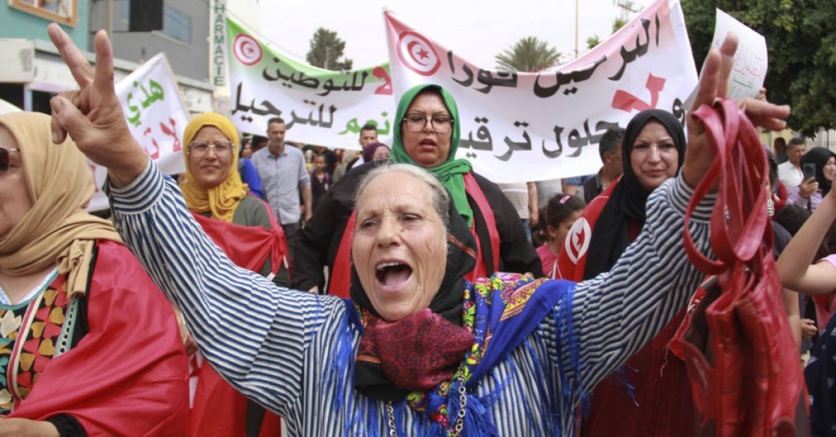 Стотици тунизийци маршируваха по улиците на Джебениана за да протестират