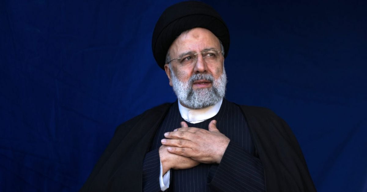 Хеликоптер превозващ иранския президент Ебрахим Раиси претърпя твърдо кацане съобщиха