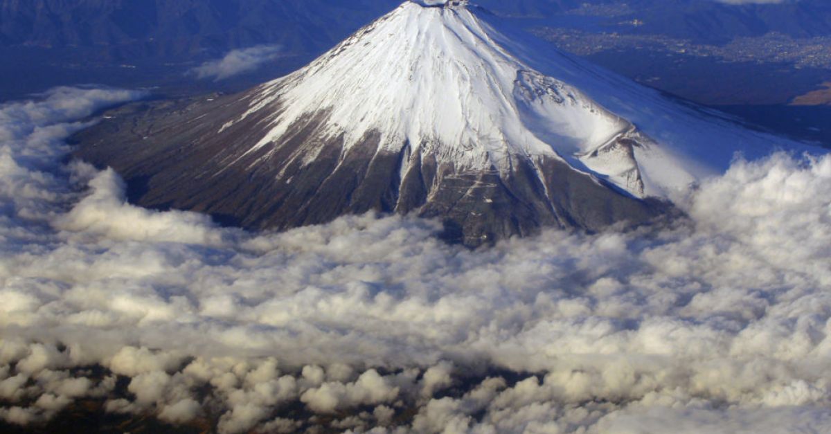 Япония налага нови правила за изкачване на планината Фуджи, за да се бори с туризма и изхвърлянето на отпадъци