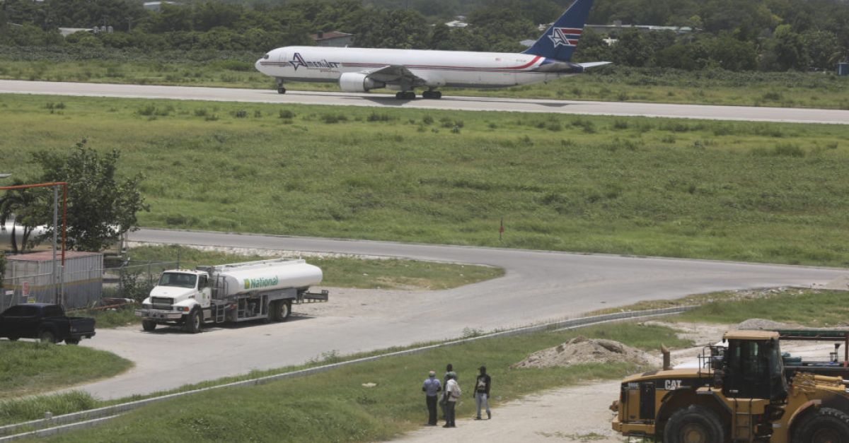Основното международно летище на Хаити отвори отново за първи път