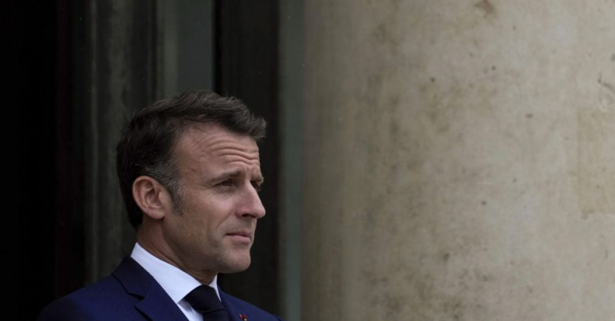 Френският президент Еманюел Макрон прави изненадващо пътуване до засегнатата от