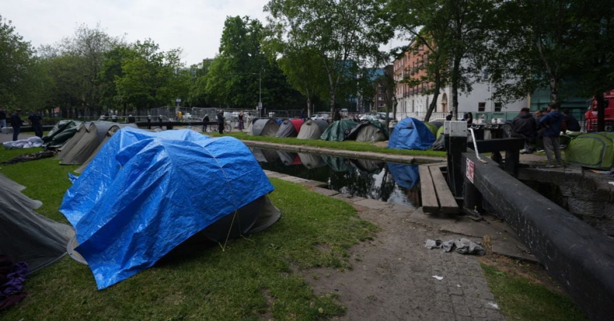 Бездомните търсещи убежище, спящи в палатки по Гранд канала в