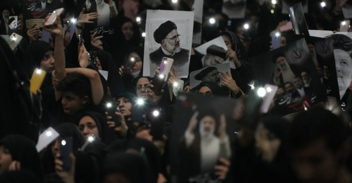 Върховният лидер на Иран ръководи погребение за покойния президент на