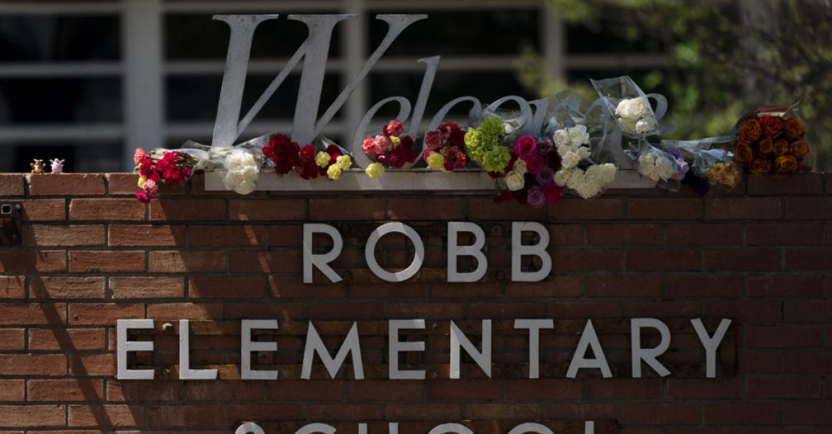 Семействата на 19 от жертвите на стрелбата в основното училище