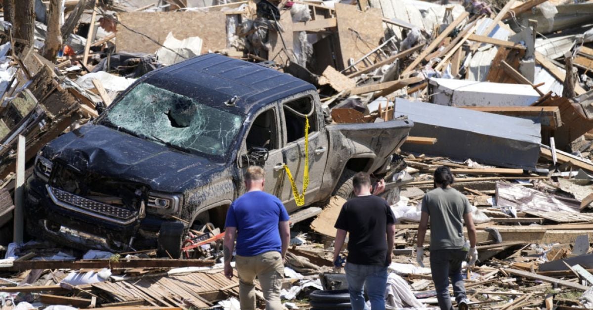 Четирима души загинаха и най малко 35 бяха ранени когато торнадо