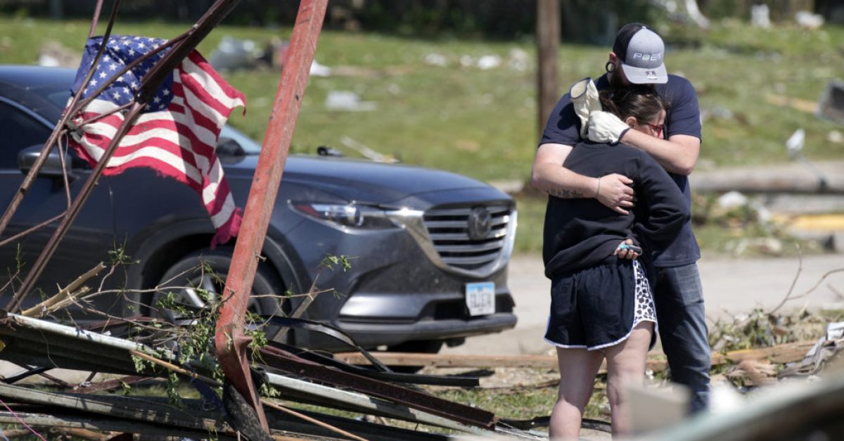 Петима загинали и десетки ранени при торнадо, което връхлетя Айова, твърдят официални лица