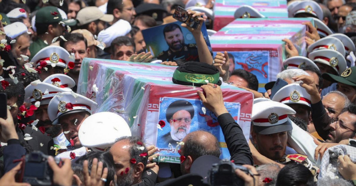 Иран се готвеше да погребе покойния си президент на най