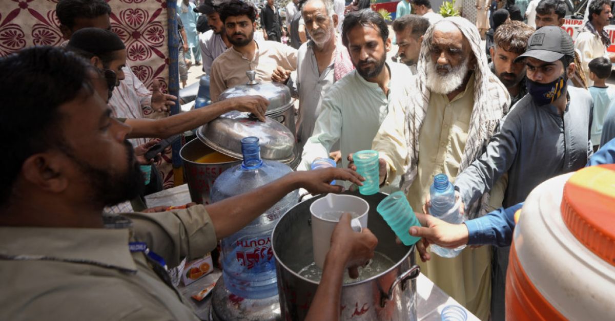 Лекари лекуват стотици жертви на топлинен удар, докато Пакистан е засегнат от гореща вълна