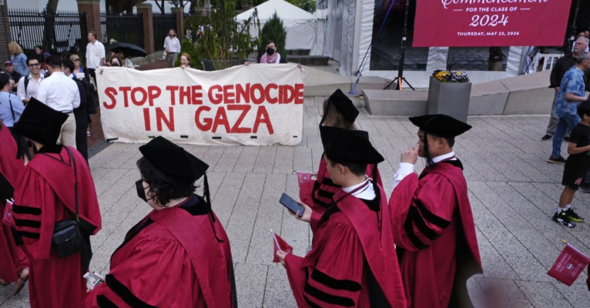 Група абсолвенти напуснаха церемония по връчване на дипломите в Харвард, скандиращи „Свободна, свободна Палестина“