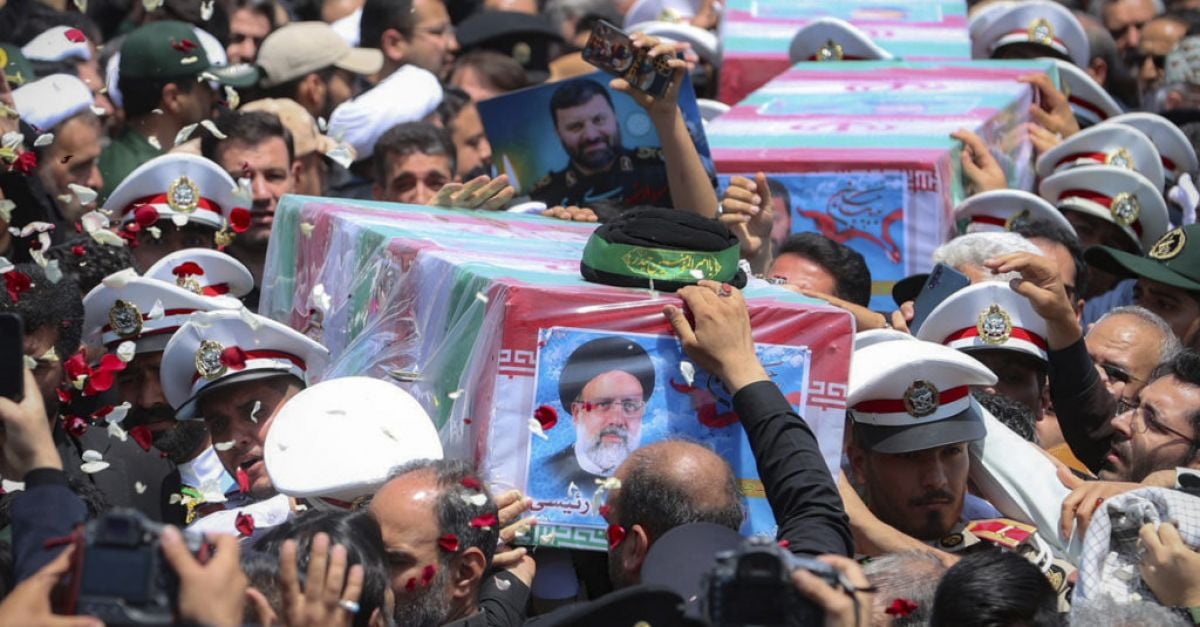 Иран погреба покойния президент на свещено шиитско място след фатална хеликоптерна катастрофа