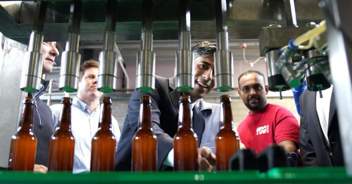 Първият ден на предизборната кампания в Обединеното кралство: бъркотия в пивоварна, докато Сунак и Стармър обменят удари
