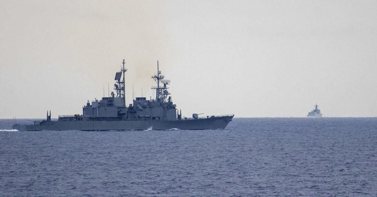 Тайван проследи десетки китайски бойни самолети и военноморски кораби край