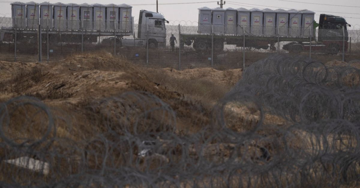 Египет казва че се е съгласил да изпрати камиони с
