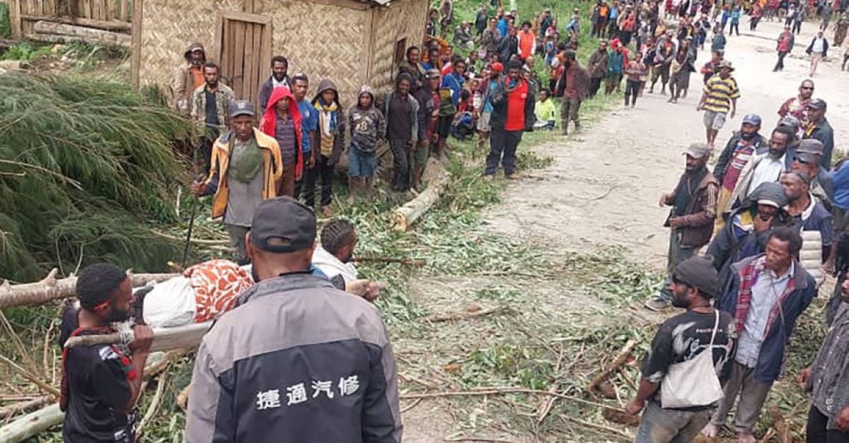Спешен конвой доставя помощ на оцелелите от свлачището в Папуа Нова Гвинея