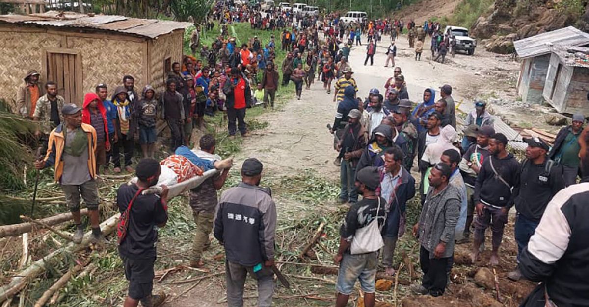 Приблизителният брой на загиналите от масивно свлачище в Папуа Нова