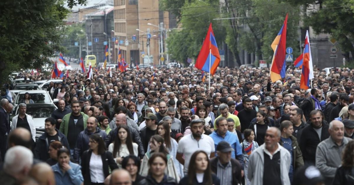 Десетки хиляди демонстранти проведоха протест в неделя в Ереван, столицата