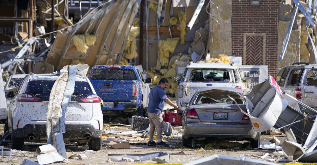 Най-малко 20 загинаха, докато бури проправят път на разрушения в южната част на САЩ