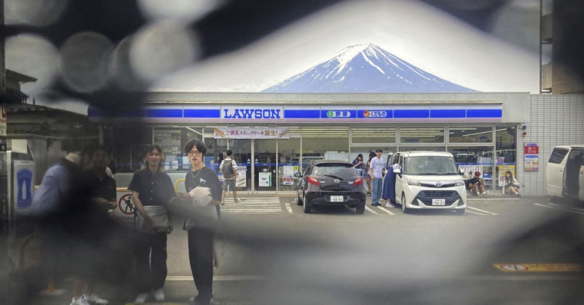 Град откри дупки в екрана, създаден, за да попречи на туристите да правят снимки на планината Фуджи
