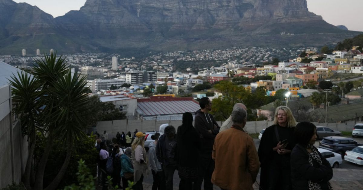 Южноафриканците гласуваха в училища читалища и в големи бели палатки