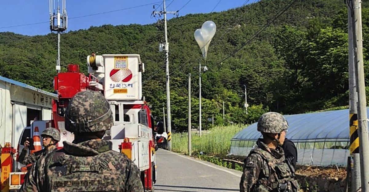 Северна Корея лети с балони, носещи боклук над Южна Корея