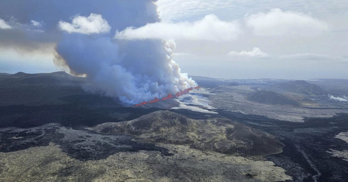 Вулкан в югозападна Исландия изригна изхвърляйки червени потоци лава в