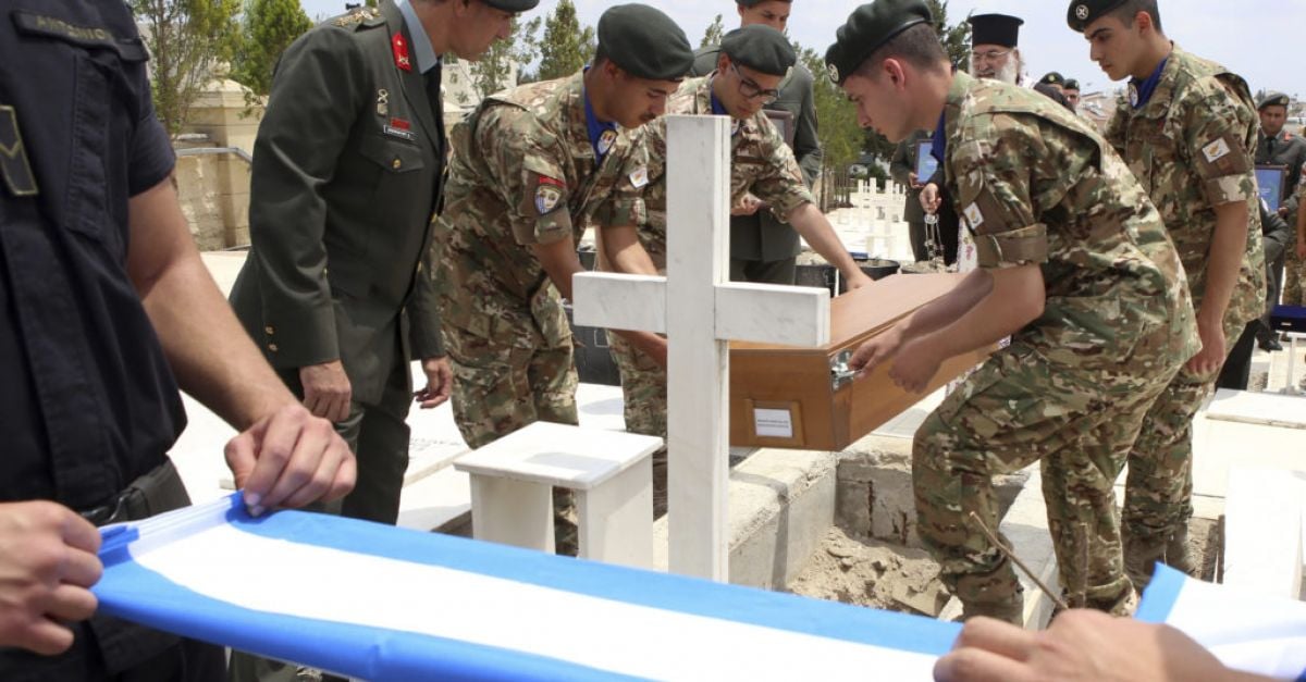 Семействата си връщат останките на 15 гръцки войници, убити в Кипър през 1974 г.
