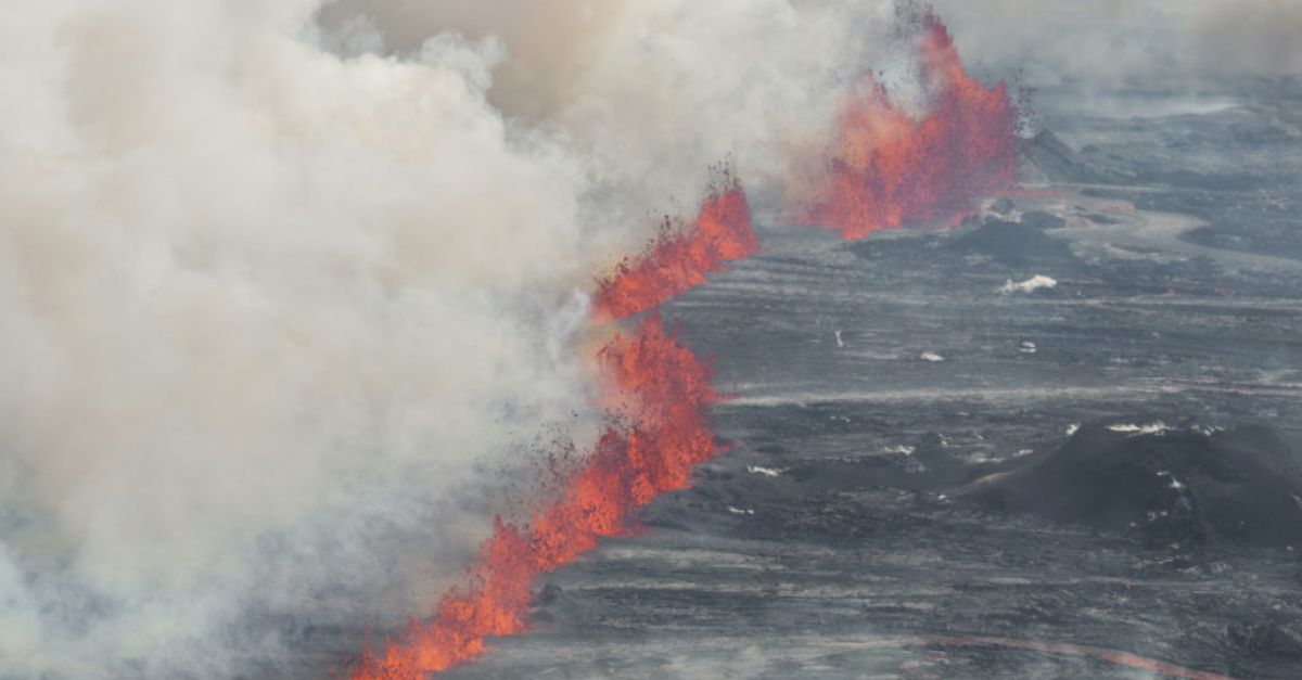 Лавата продължава да извира от вулкан в югозападна Исландия но