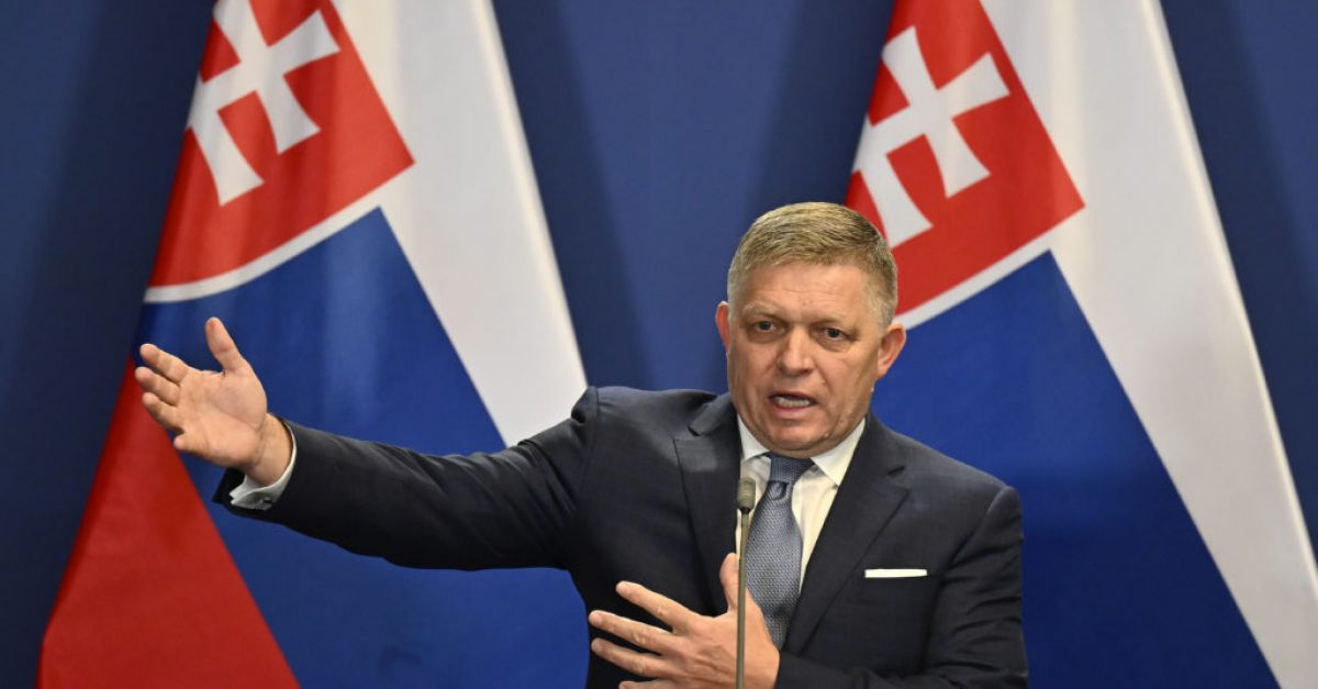 Популисткият министър председател на Словакия Роберт Фицо беше изписан от болницата