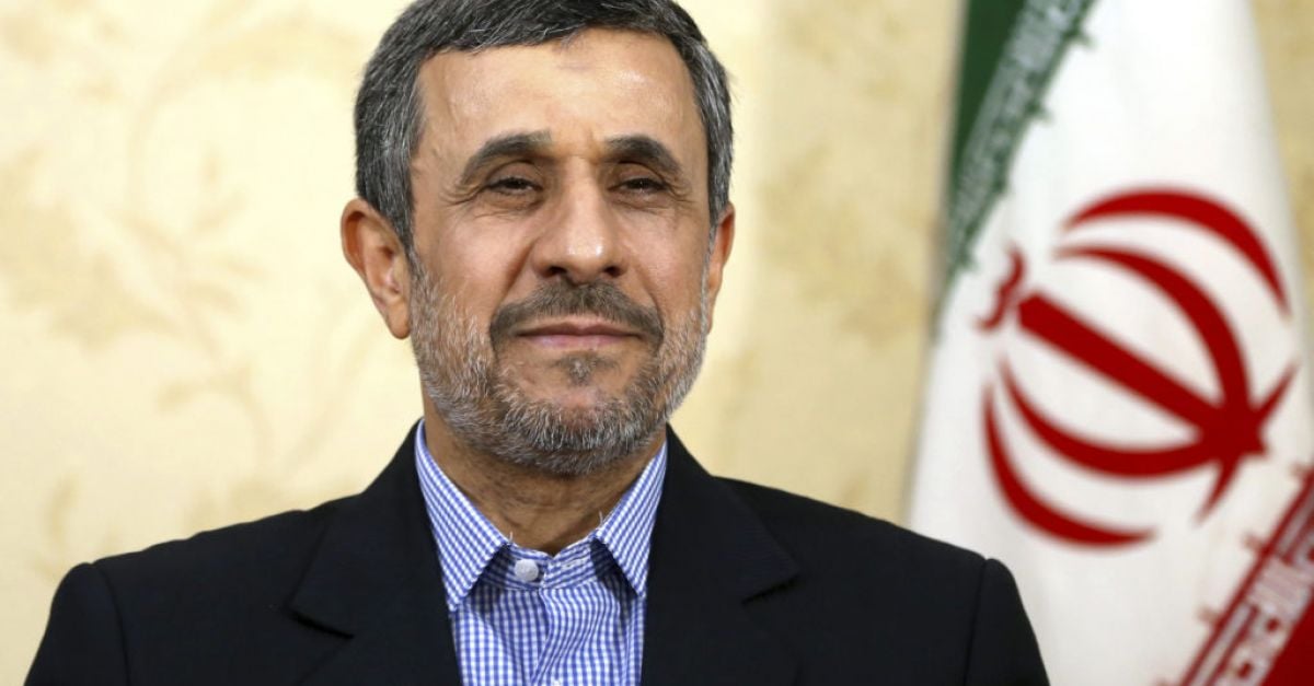 Твърдолинейният бивш лидер на Иран Ахмадинеджад се регистрира за президентските избори