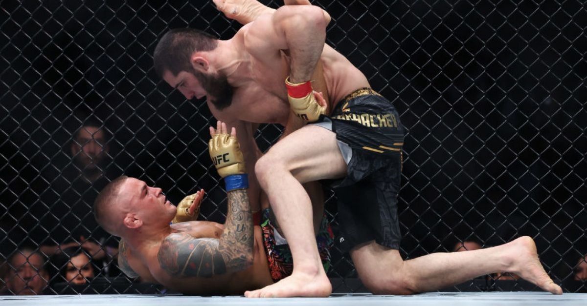 Ислам Махачев победи Дъстин Порие, за да запази титлата си в лека категория на UFC