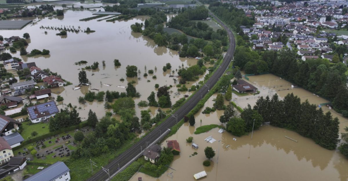 Пожарникар загина и влак дерайлира при проливен дъжд и наводнения в Германия