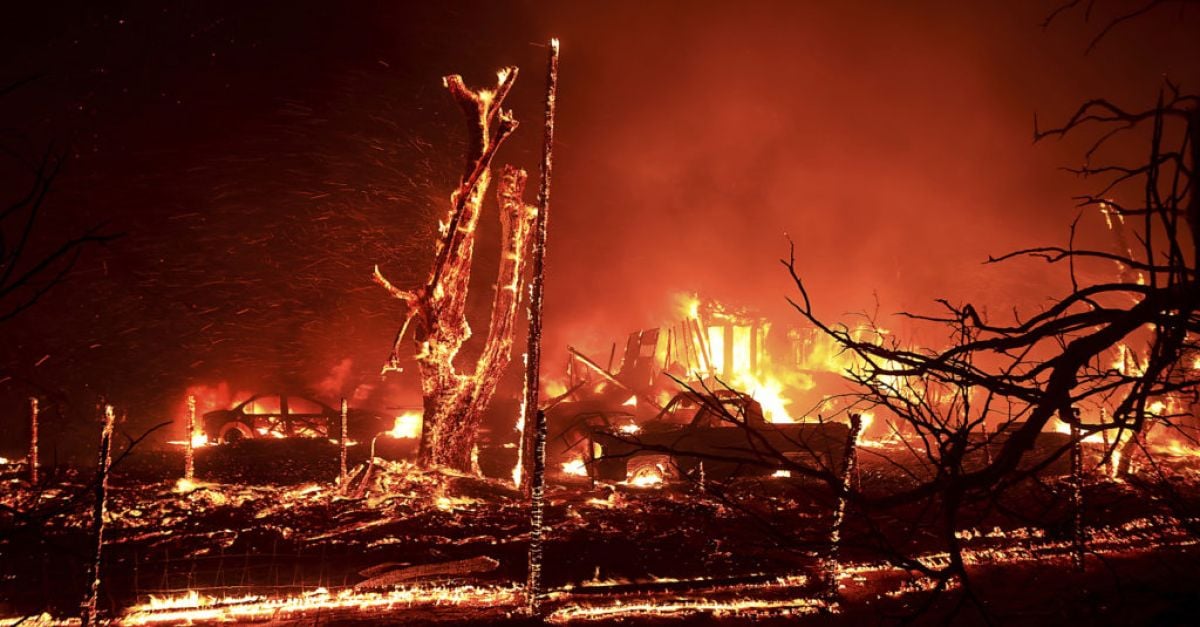 Калифорнийски пожарникари се борят с предизвикан от вятъра горски пожар източно от Сан Франциско