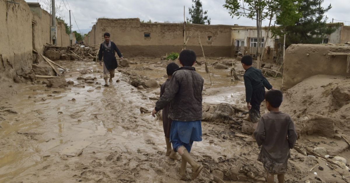 Хиляди деца в Афганистан, засегнати от продължаващите внезапни наводнения – Unicef