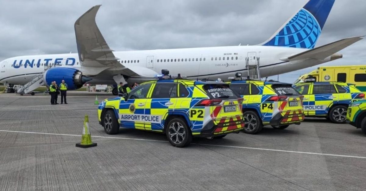 Полетът беше отклонен към летище Дъблин поради медицински проблем и проблемен пътник