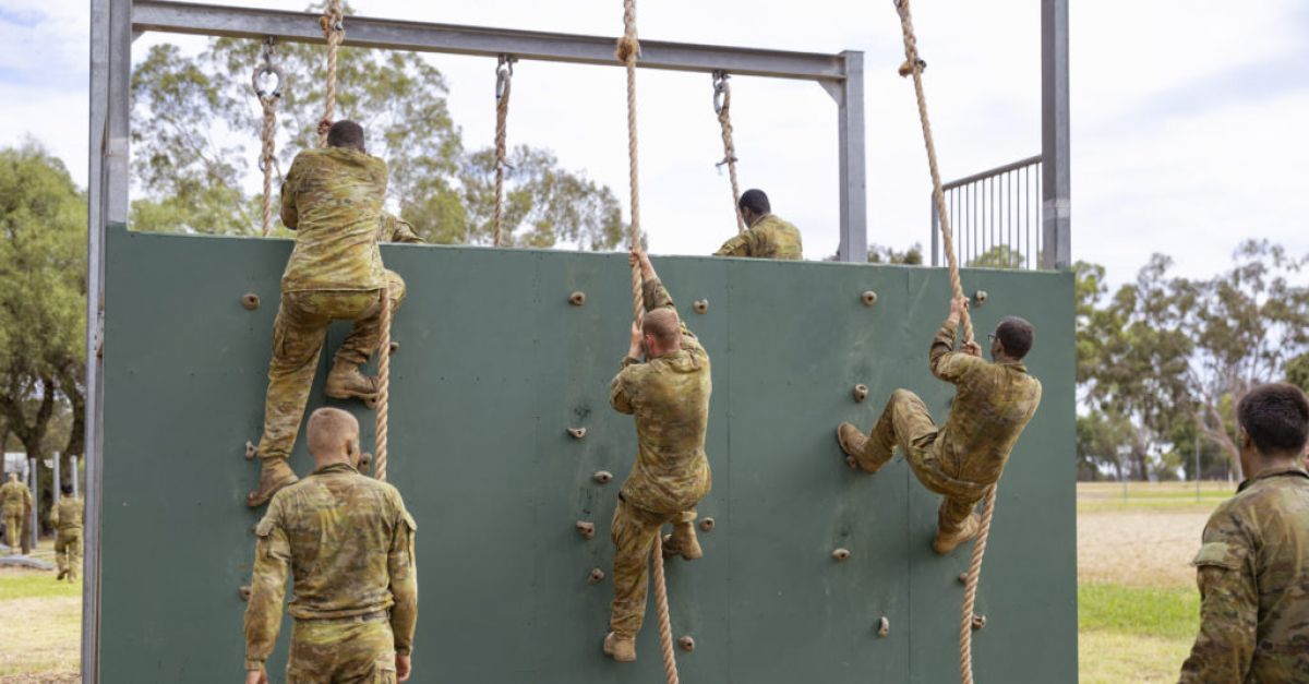 Австралийските военни ще започнат да набират някои неграждани в опит