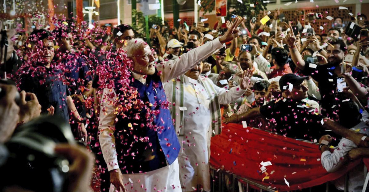 Коалицията Национален демократичен алианс на министър председателя Нарендра Моди спечели мнозинство