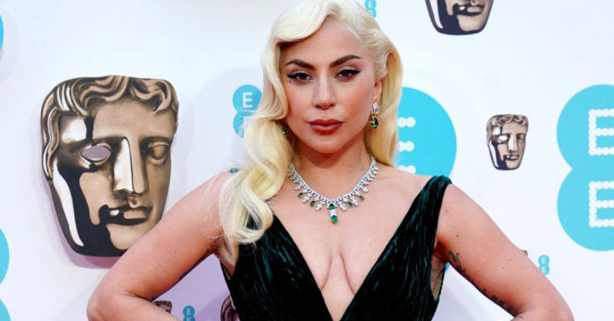 Лейди Гага обръща внимание на слуховете за бременност, като насърчава регистрацията на гласоподаватели