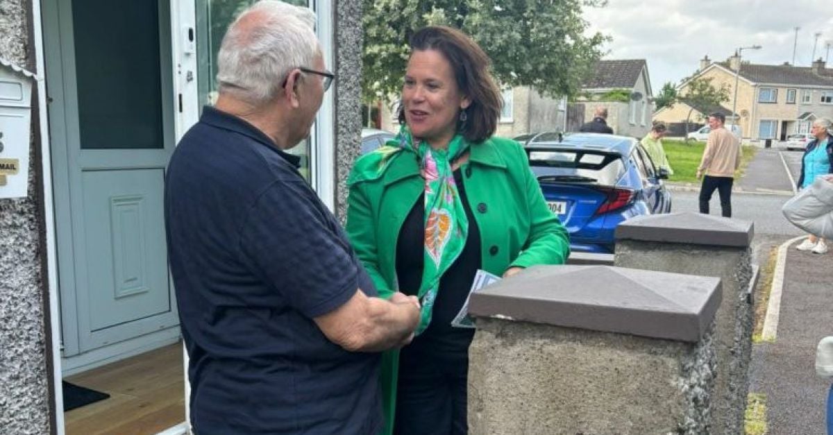Облечена в патриотичен зелен тренч Мери Лу Макдоналд е въоръжена