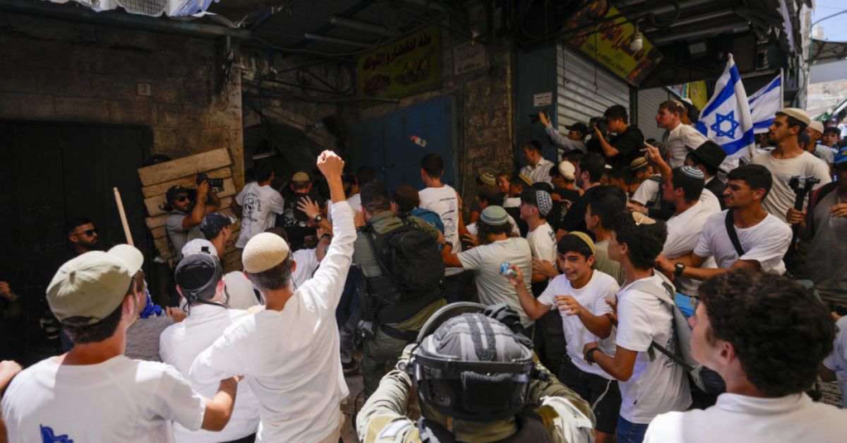 Националистите маршируват в палестинския район на Йерусалим, скандирайки „Смърт на арабите“