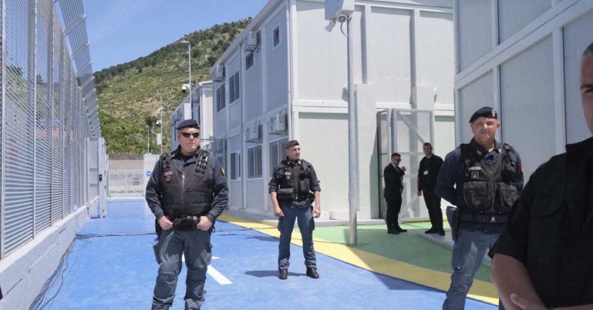 Италианският министър-председател посети Албания, тъй като планът за задържане на мигранти наближава началото