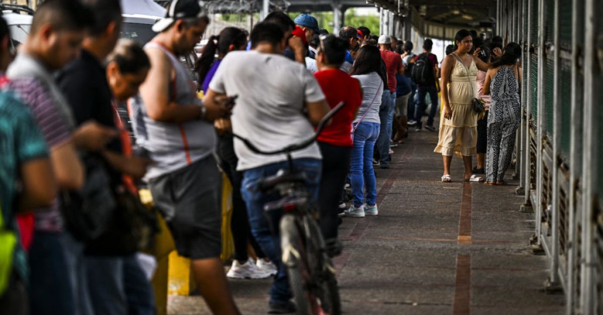 Какво прави новата забрана за предоставяне на убежище на Байдън на границата между САЩ и Мексико?