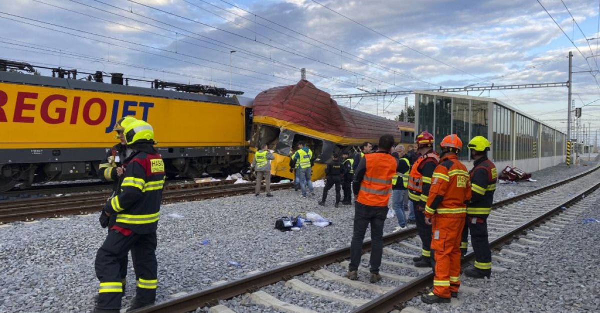 Четирима души загинаха и 27 бяха ранени при влакова катастрофа в Чешката република