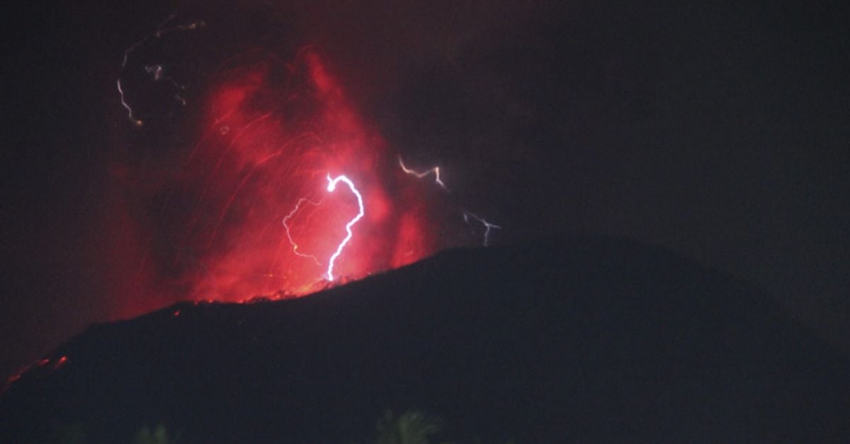 Връх Ибу в Индонезия изригна три пъти, изхвърляйки лава и облаци от сива пепел