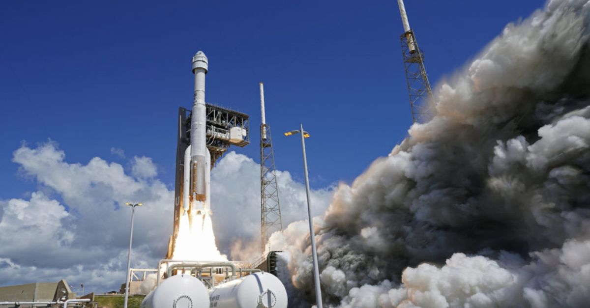 Космическата капсула Boeing изпуска повече течове на хелий при тестов полет с астронавти